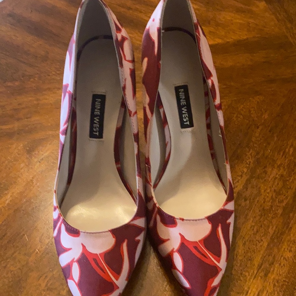 Beautiful Nine West Pumps 3-inch heel